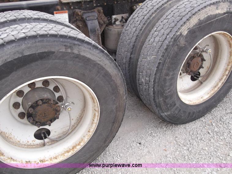 image for item B5025 2005 Freightliner Columbia semi truck