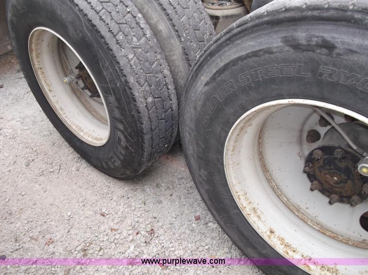 image for item B5025 2005 Freightliner Columbia semi truck