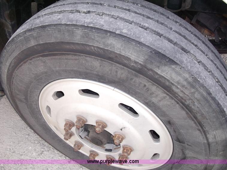 image for item B5025 2005 Freightliner Columbia semi truck