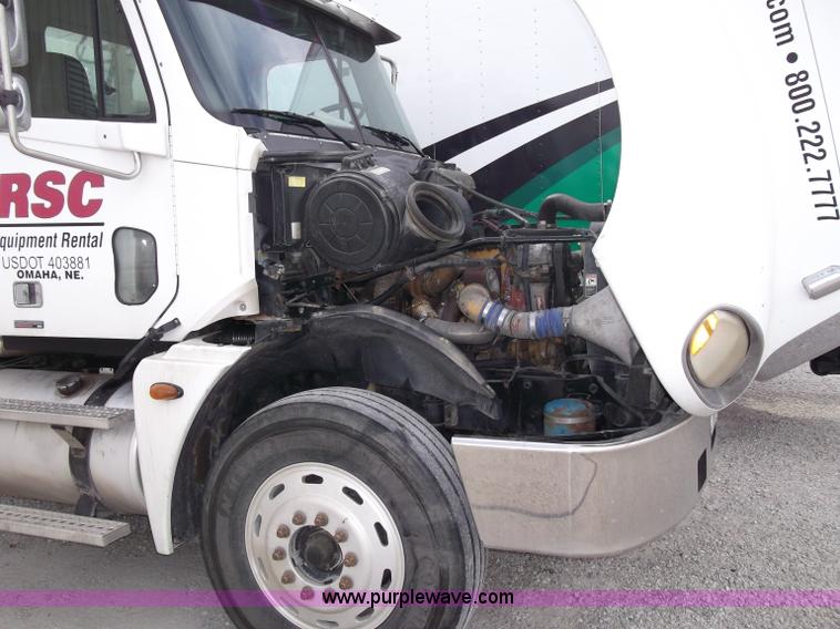 image for item B5025 2005 Freightliner Columbia semi truck