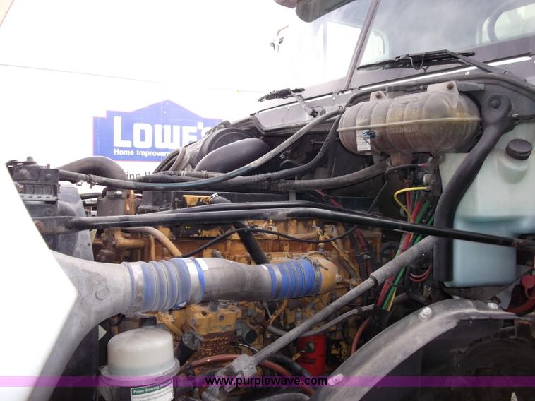 image for item B5025 2005 Freightliner Columbia semi truck