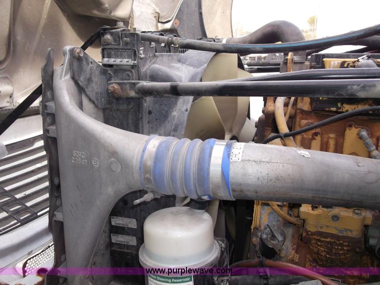 image for item B5025 2005 Freightliner Columbia semi truck