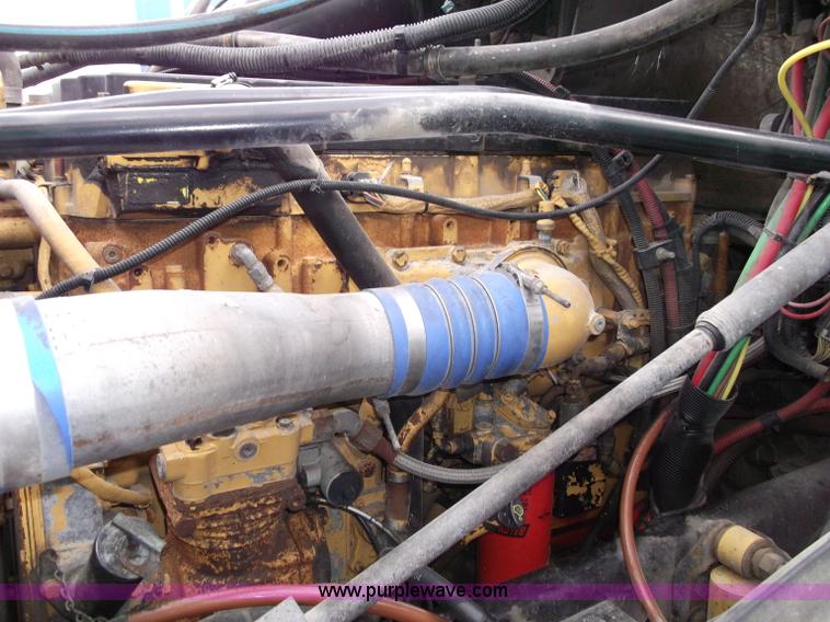 image for item B5025 2005 Freightliner Columbia semi truck