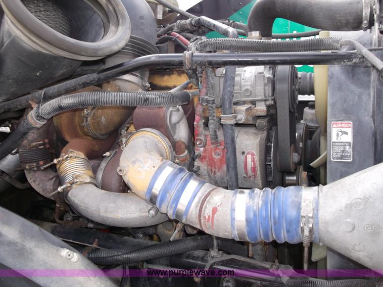 image for item B5025 2005 Freightliner Columbia semi truck