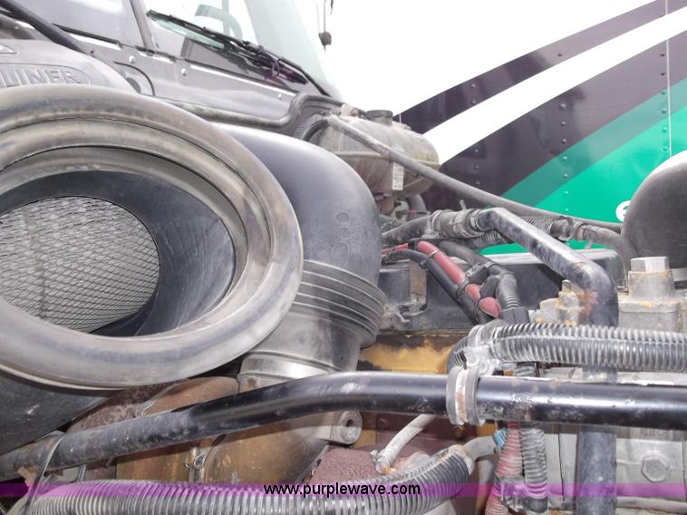 image for item B5025 2005 Freightliner Columbia semi truck