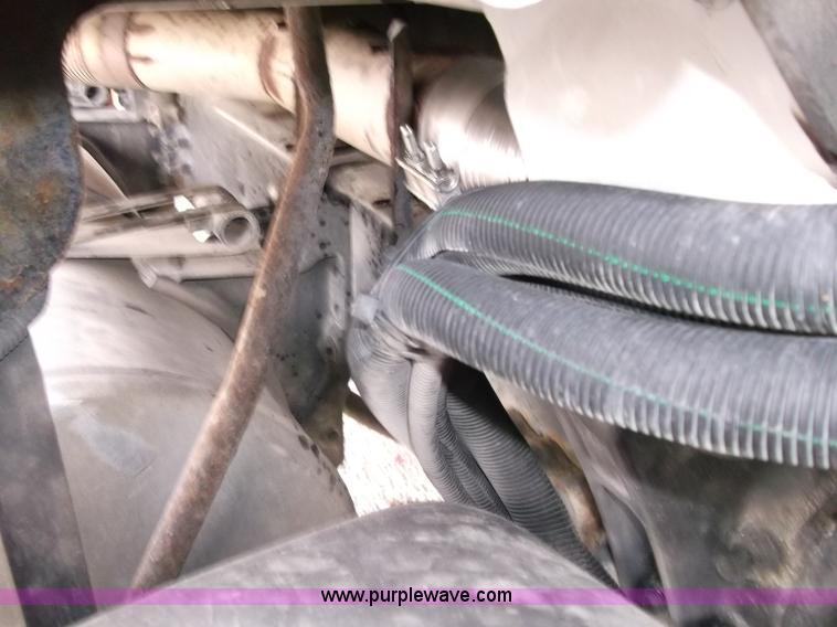 image for item B5025 2005 Freightliner Columbia semi truck