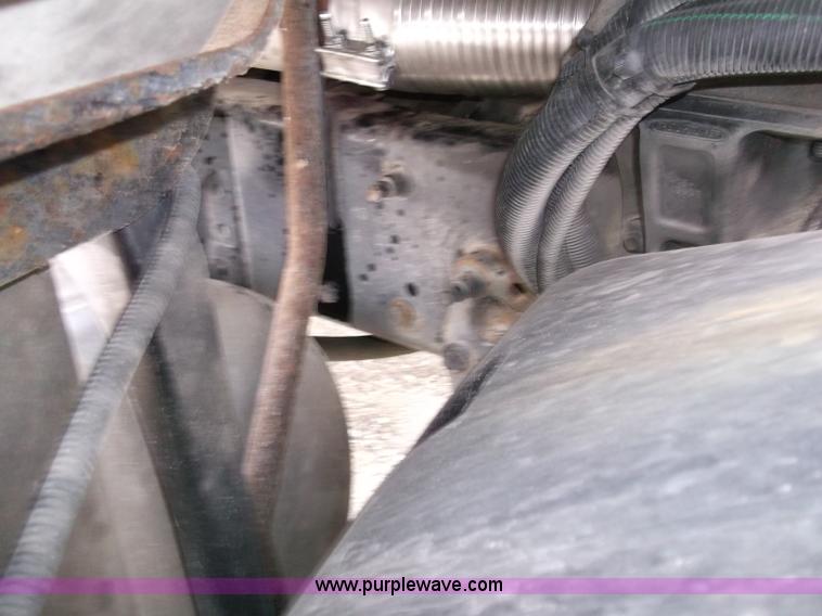 image for item B5025 2005 Freightliner Columbia semi truck