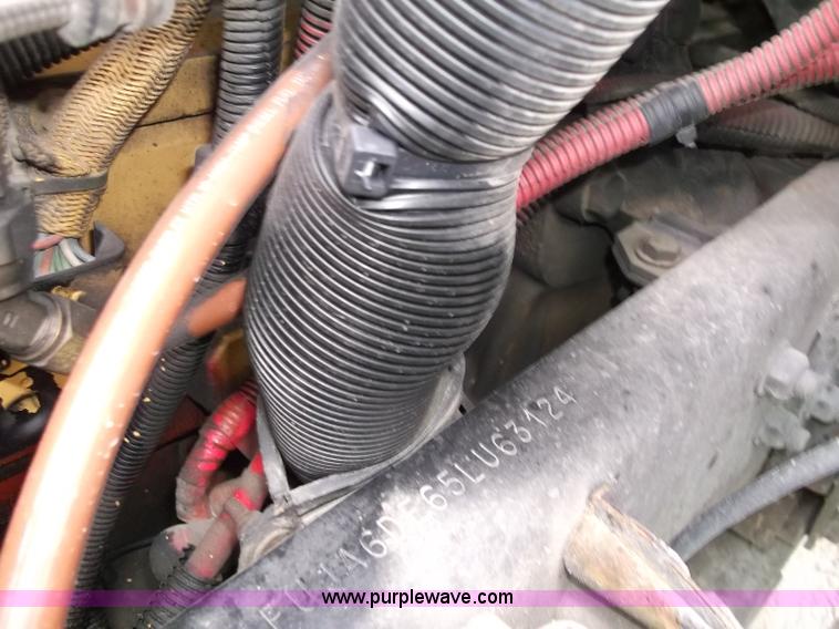 image for item B5025 2005 Freightliner Columbia semi truck