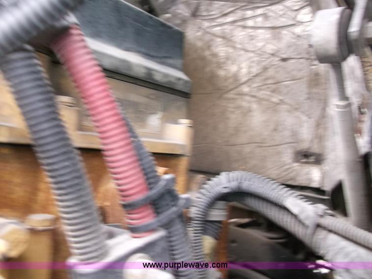 image for item B5025 2005 Freightliner Columbia semi truck