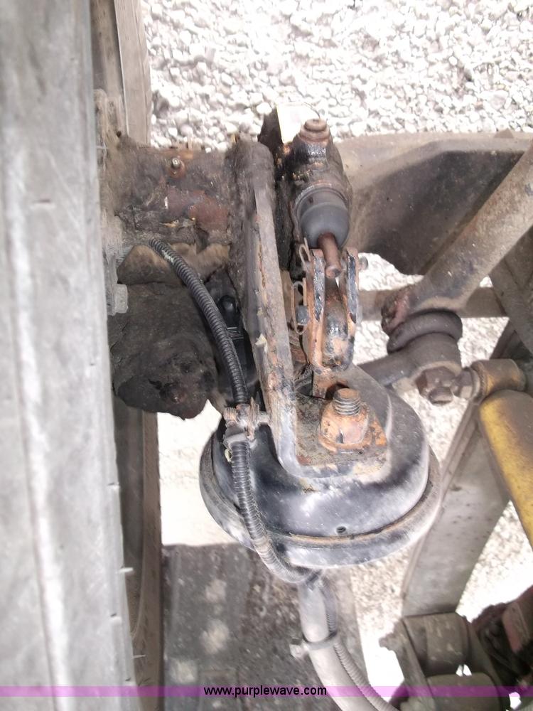 image for item B5025 2005 Freightliner Columbia semi truck