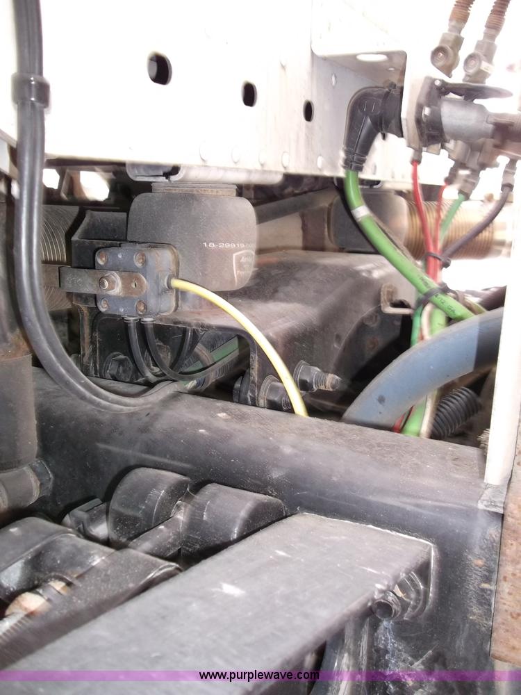 image for item B5025 2005 Freightliner Columbia semi truck