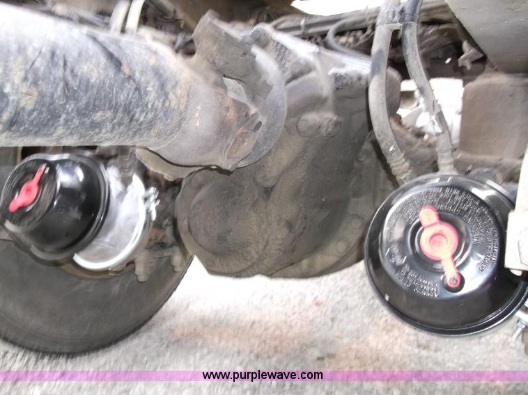 image for item B5025 2005 Freightliner Columbia semi truck