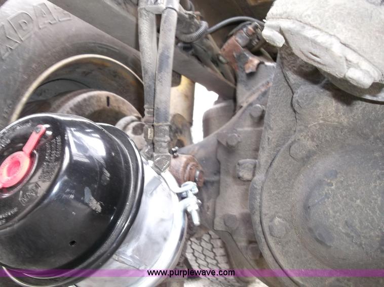 image for item B5025 2005 Freightliner Columbia semi truck