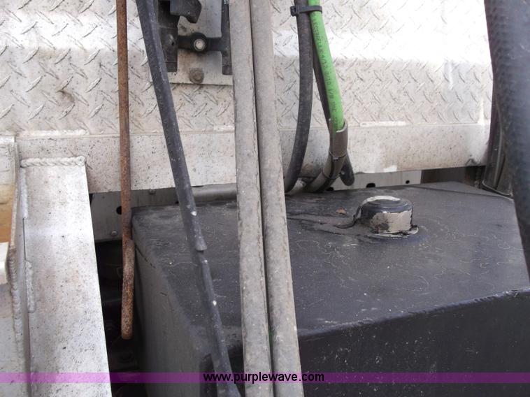 image for item B5025 2005 Freightliner Columbia semi truck