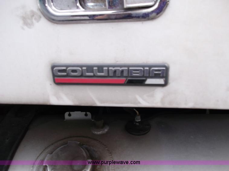 image for item B5025 2005 Freightliner Columbia semi truck