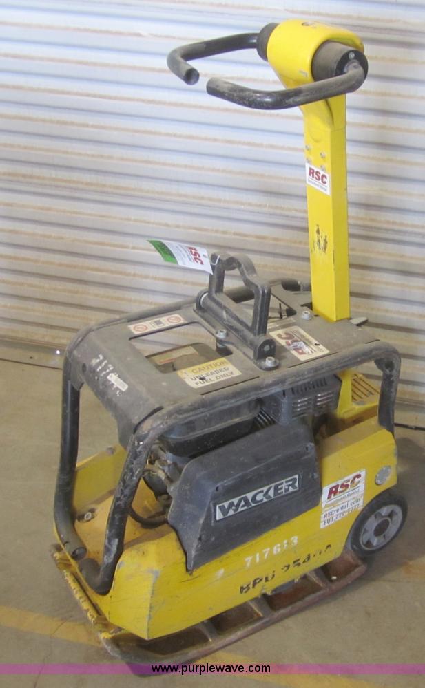 image for item B5541 2007 Wacker plate compactor