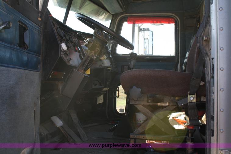 image for item A2482 1990 Peterbilt 379 semi truck