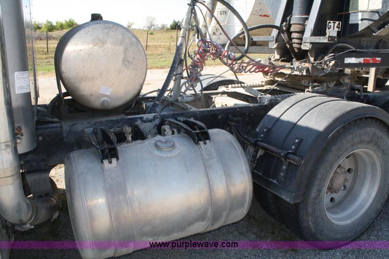 image for item A2482 1990 Peterbilt 379 semi truck