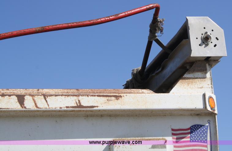 image for item A2483 1998 Travis 26' end dump trailer