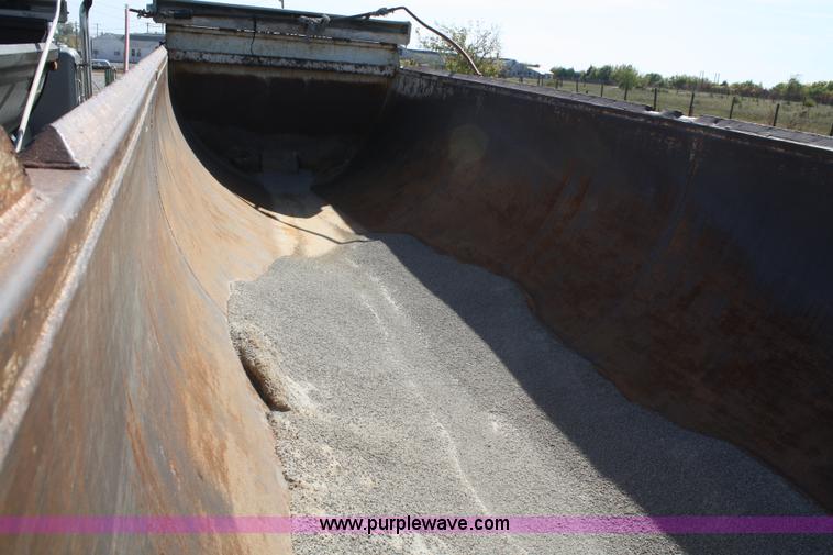 image for item A2483 1998 Travis 26' end dump trailer