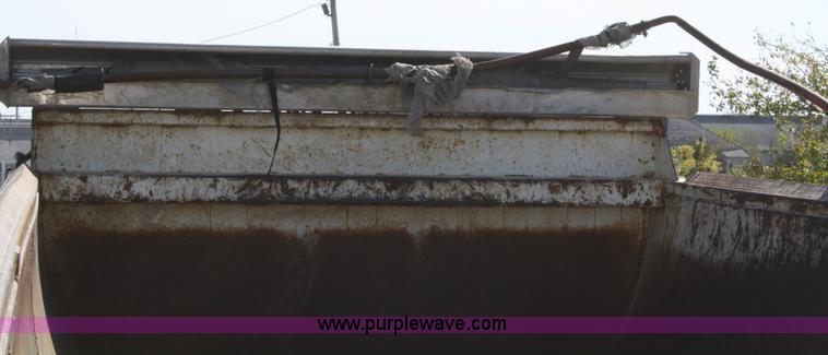 image for item A2483 1998 Travis 26' end dump trailer