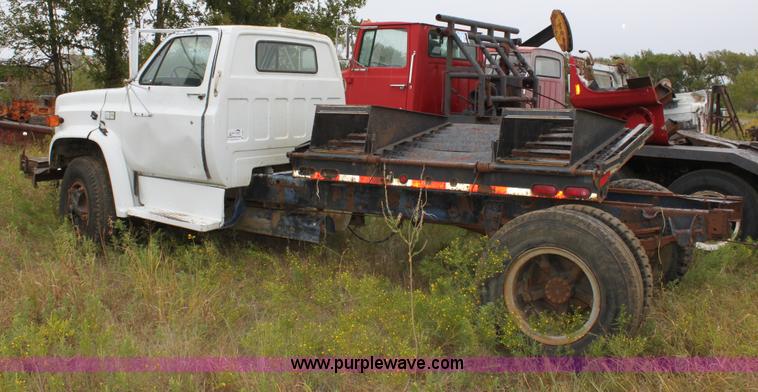 image for item A2842 1985 Chevrolet C70 truck cab and chassis