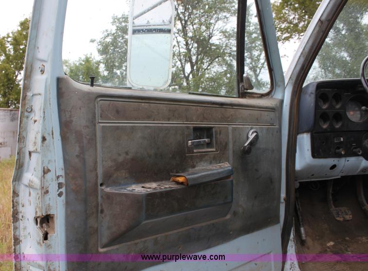 image for item A2842 1985 Chevrolet C70 truck cab and chassis