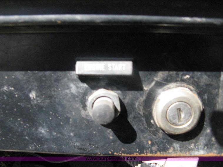 image for item A4392 1982 International 1954 service truck