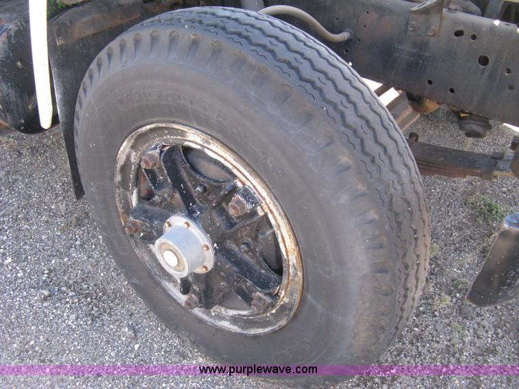 image for item A4392 1982 International 1954 service truck