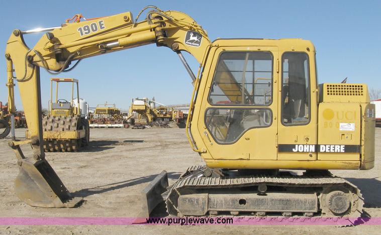 image for item A4469 1995 John Deere 190E excavator