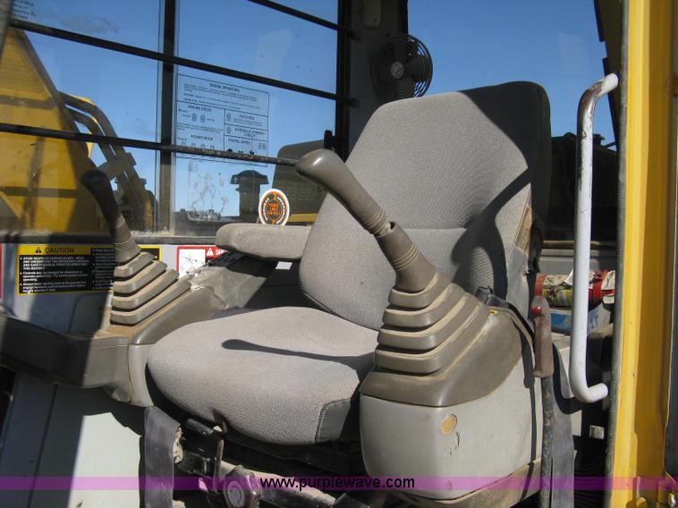 image for item A4469 1995 John Deere 190E excavator