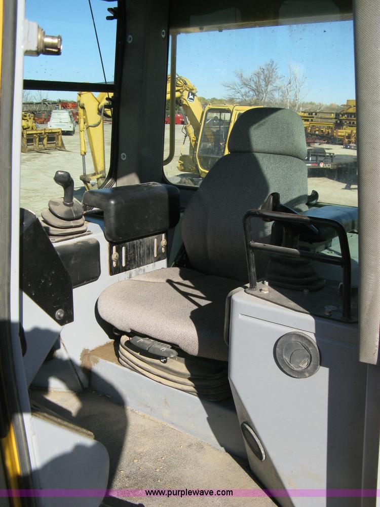 image for item A4470 2004 John Deere 750C LGP II dozer