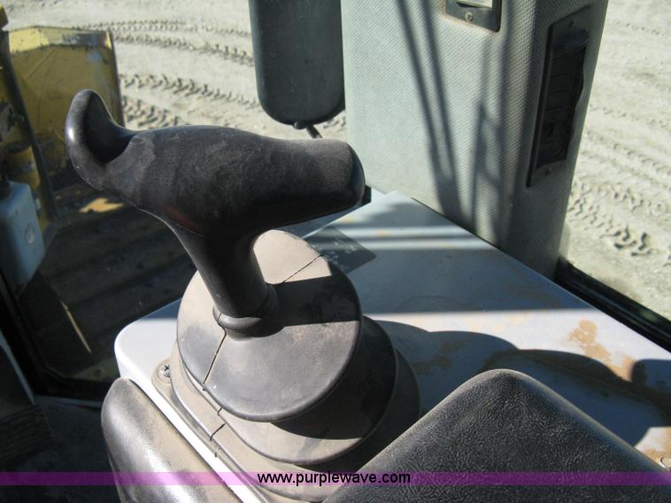 image for item A4470 2004 John Deere 750C LGP II dozer