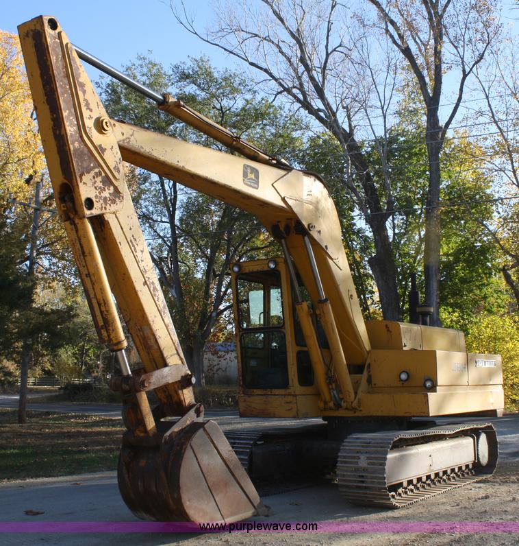 image for item A6531 1977 John Deere 690B excavator