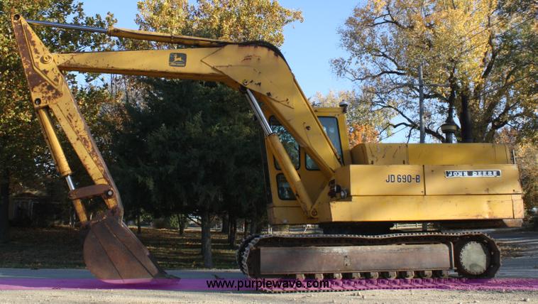 image for item A6531 1977 John Deere 690B excavator