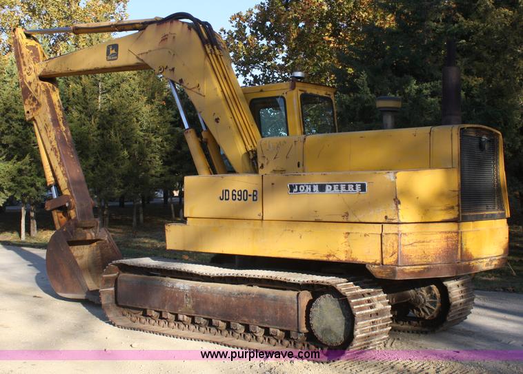 image for item A6531 1977 John Deere 690B excavator