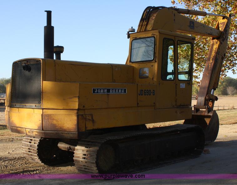 image for item A6531 1977 John Deere 690B excavator