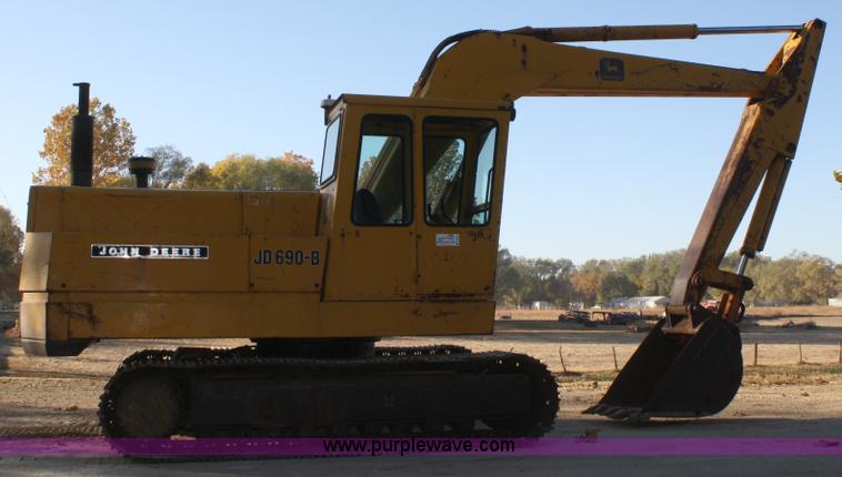 image for item A6531 1977 John Deere 690B excavator