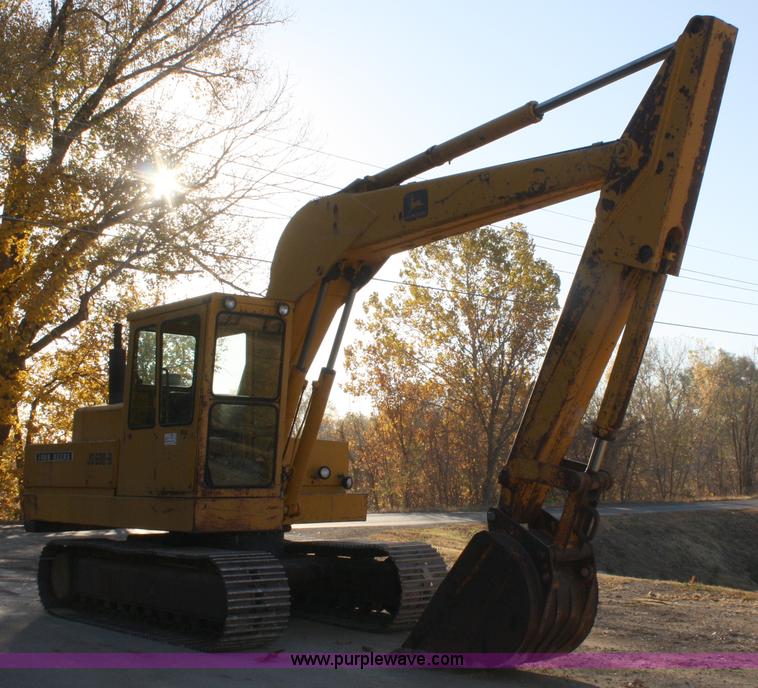 image for item A6531 1977 John Deere 690B excavator