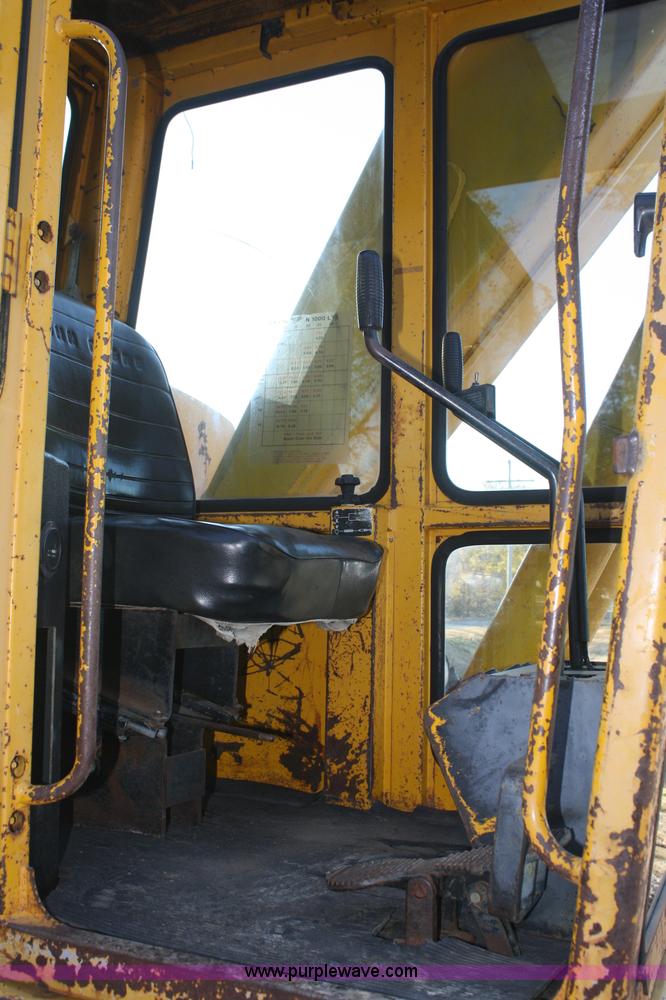 image for item A6531 1977 John Deere 690B excavator