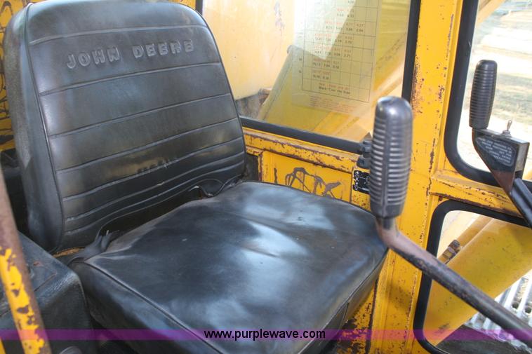 image for item A6531 1977 John Deere 690B excavator