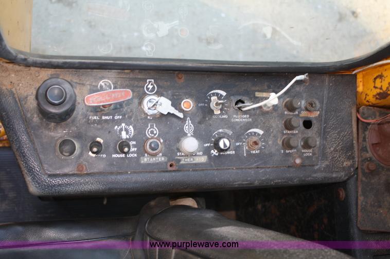 image for item A6531 1977 John Deere 690B excavator