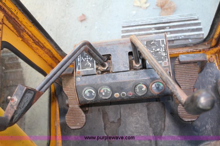 image for item A6531 1977 John Deere 690B excavator