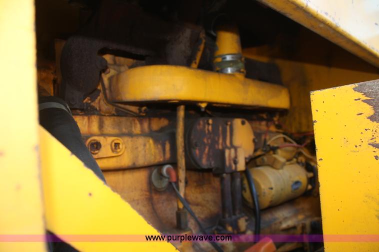 image for item A6531 1977 John Deere 690B excavator