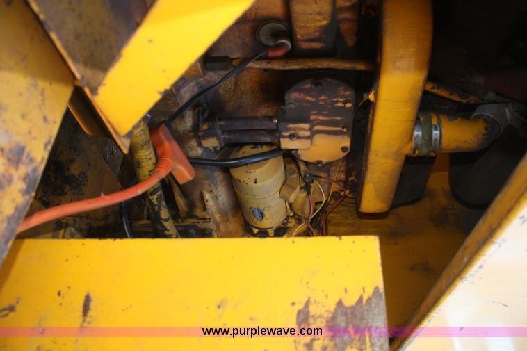 image for item A6531 1977 John Deere 690B excavator