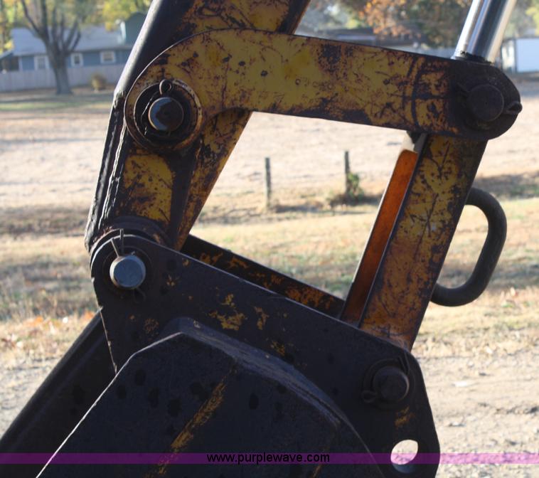 image for item A6531 1977 John Deere 690B excavator