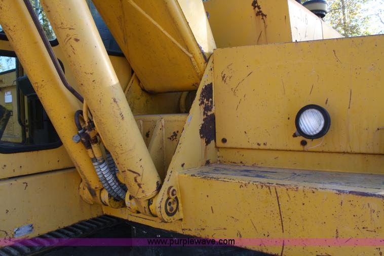 image for item A6531 1977 John Deere 690B excavator