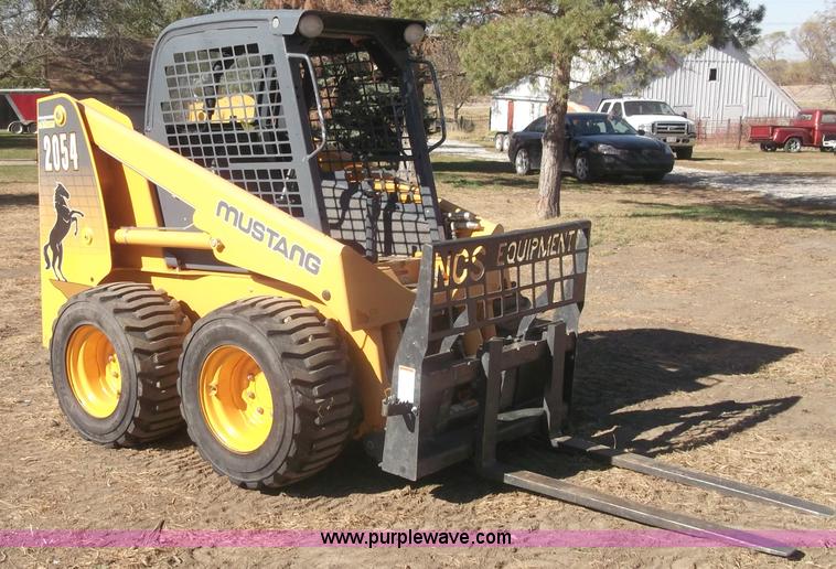 image for item B5056 2007 Mustang 2054 skid loader