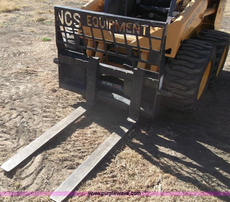 image for item B5056 2007 Mustang 2054 skid loader