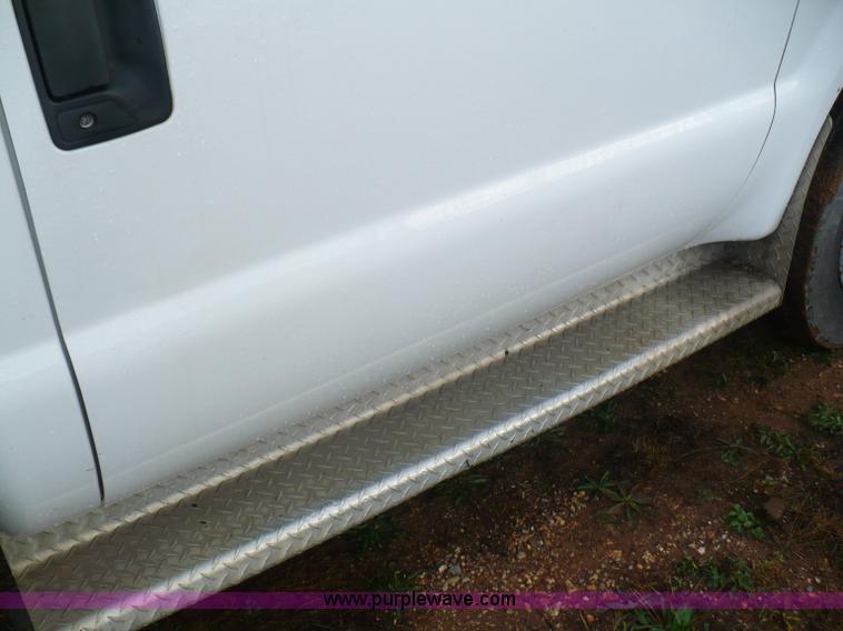 image for item B6012 1999 Ford F550 Super Duty pickup truck